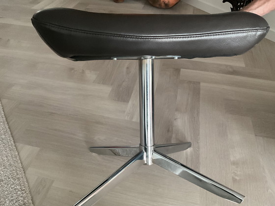 Image 1 of Repose-pieds au design moderne, en chrome et cuir