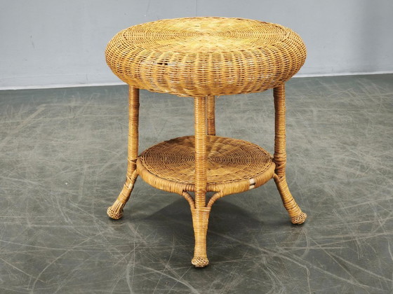 Image 1 of Conjunto de salón italiano de ratán y mimbre de los años 50, con cuatro sillones y mesa.