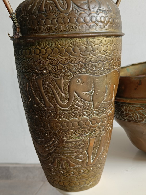 Image 1 of Set decorativo vintage in ottone e rame: vaso a forma di elefante in rilievo e ciotola floreale martellata.