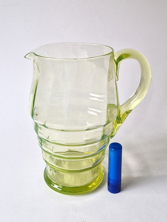 Image 1 of Art-déco-Wasserkrug aus Uranglas – 20 cm