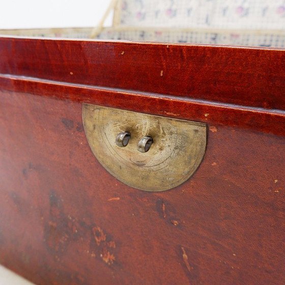 Image 1 of  Malle chinoise en cuir laqué rouge du début du XXe siècle
