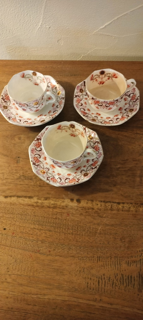 Image 1 of Tres tazas y platillos británicos de la colección de 1893-1894, octogonales, estilo Reina Ana.
