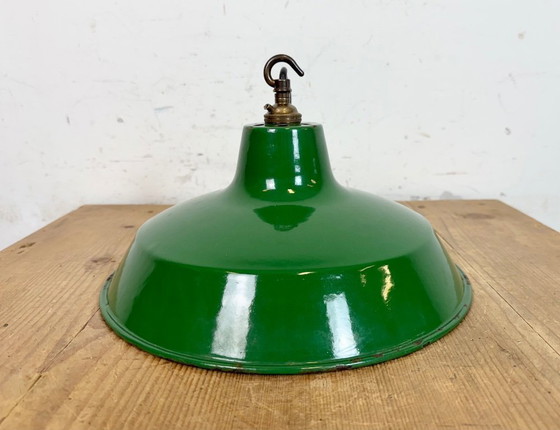 Image 1 of Industriële groene emaille fabriekshanglamp van Revo, jaren 50