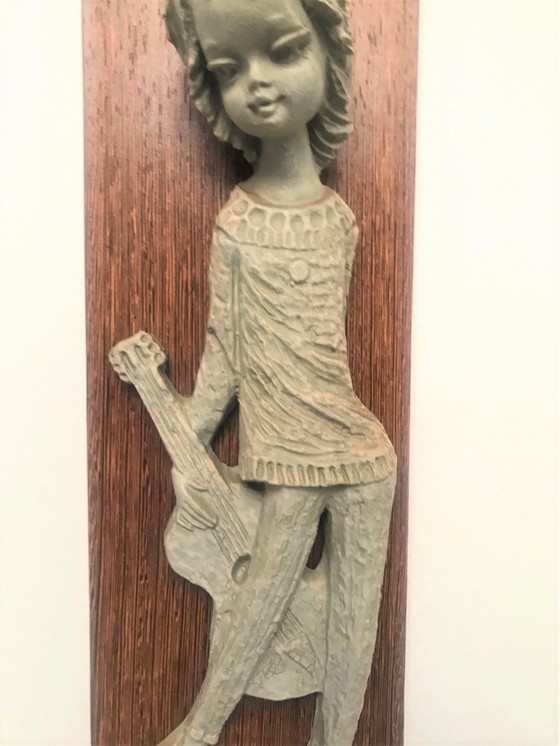 Image 1 of Scultura da parete in ceramica vintage "Ragazza con chitarra"