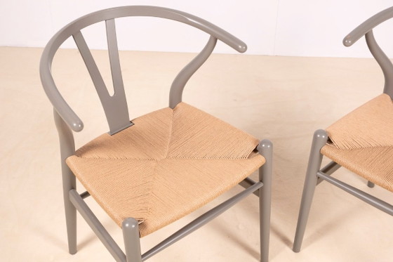 Image 1 of 2x Hans J. Wegner CH24 "Wishbone" stoelen voor Carl Hansen & Søn
