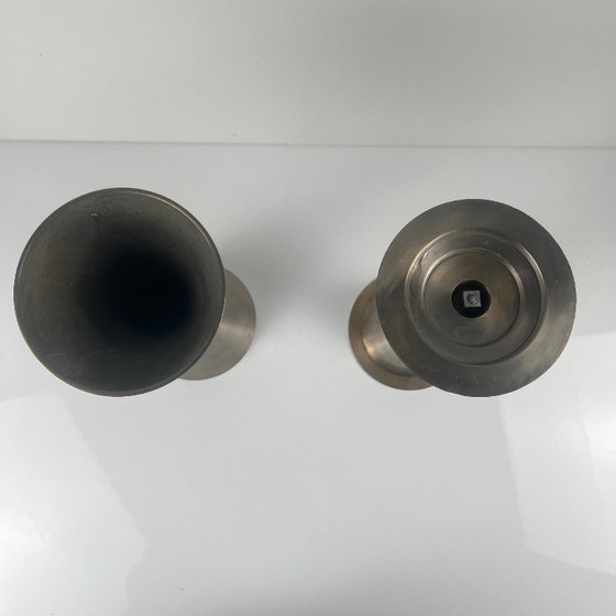Image 1 of Excepcional dúo de candelabros con forma de campana y reloj de arena, estilo posmoderno-memphis, metal, 1980.