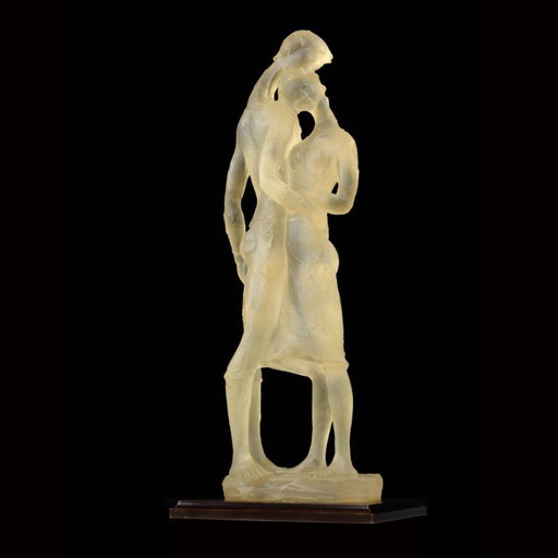 Sculpture en résine signée de style René Lalique représentant deux amoureux, 81 cm de haut