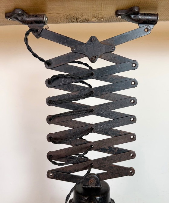 Image 1 of Industriële zwarte emaille schaarplafondlamp, jaren 30