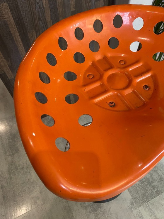 Image 1 of Taburete de tractor naranja auténtico, estilo cortacésped, giratorio y ajustable, de Etienne Fermigier Mirima, 1970.