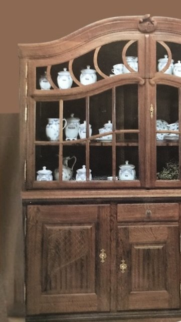 Image 1 of Traditionele Ambachtelijke Vitrine kast met gebogen deuren met antieke raampjes 