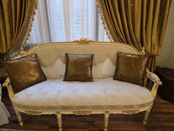 Image 1 of Salonsuite in verguld hout in Lodewijk XVI-stijl: bank, 4 fauteuils en 3 onyxtafels