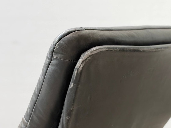 Fauteuil Relax Vintage avec Pouf – Cuir Noir & Bois, Scandinavie, Années 1970 – Leather (photo 17 of 18)