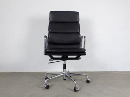 Sedia da ufficio in pelle softpad Vitra EA 219 progettata da Charles Eames