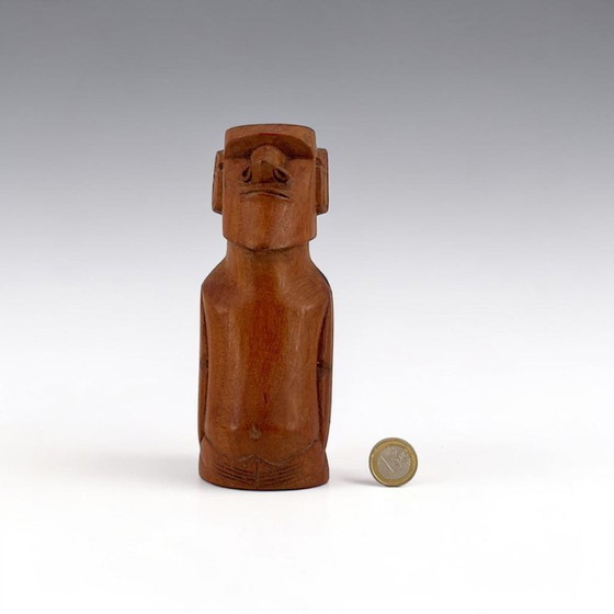 Image 1 of Sculpture Moai vintage sculptée à la main – bois massif, style tiki/milieu du siècle