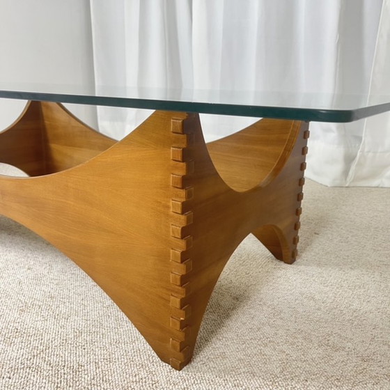 Image 1 of Sculpturale salontafel van mahoniehout en glas – Europa, jaren 70