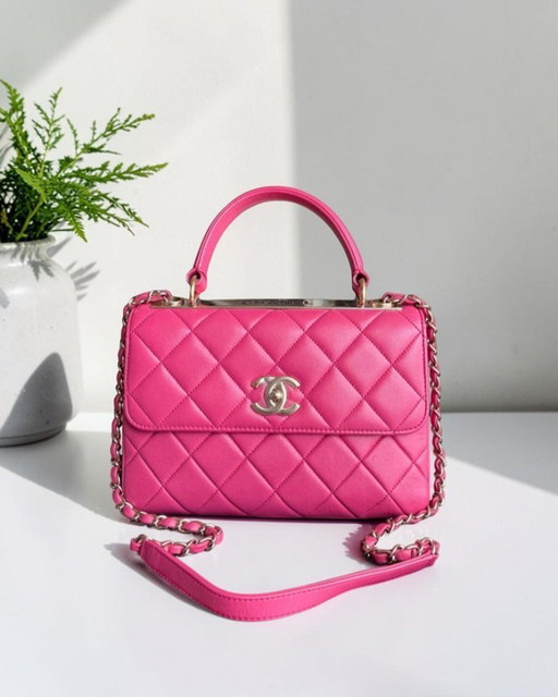 Borsa Chanel Trendy CC piccola - Pelle di agnello trapuntata rosa acceso con finiture dorate, serie 26