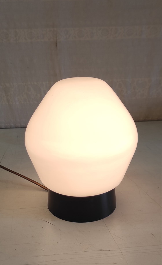 Image 1 of Plafondlamp van PHILIPS in wit glas en zwart ABS - jaren 60/70
