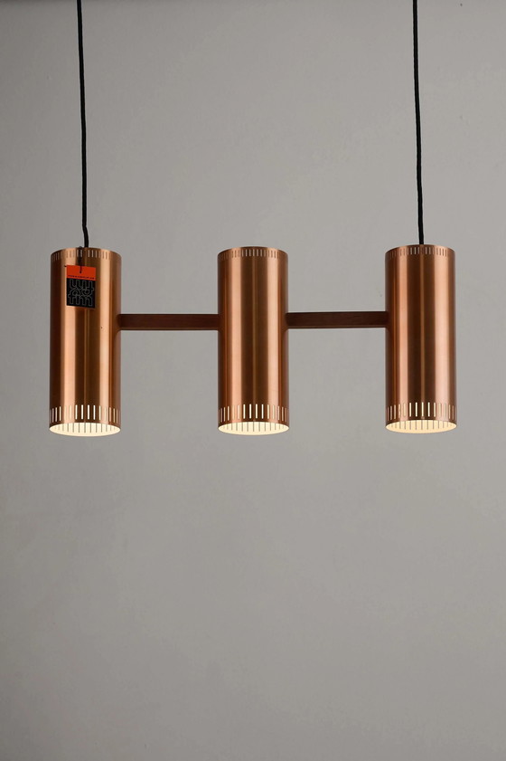Lampada a sospensione lineare a 3 luci "Cylindre III" in rame di Jo Hammerborg per Fog & Mørup, 1960 (foto 9 di 9)