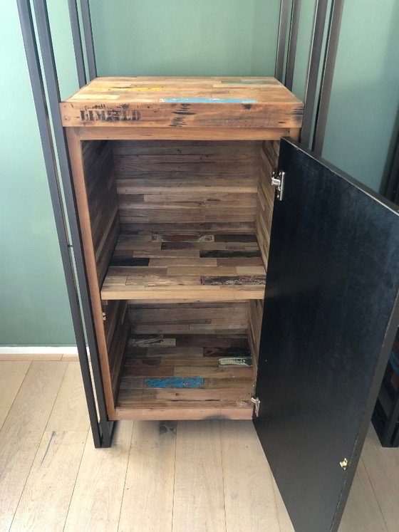 Wall cabinets – Metal (photo 5 of 11)
