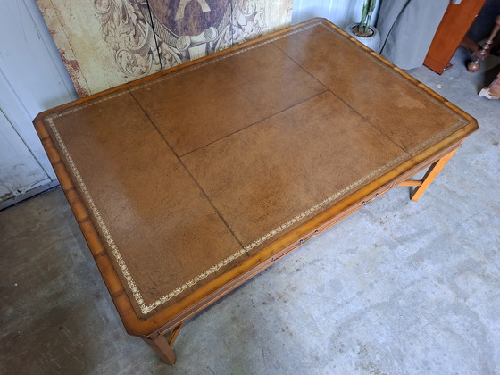 Image 1 of Klassieke grote chesterfield salon tafel, met lederen inleg, lichte gebruikssporen  afm. 150x100cm en 56cm hoog.
