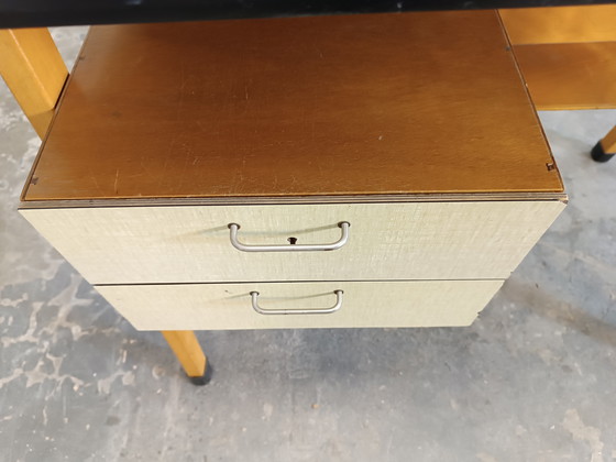 Image 1 of Scrivania vintage di piccole dimensioni, in legno e laminato.