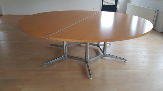 Image 1 of Grote ronde vergadertafel met 'segmented' poot
