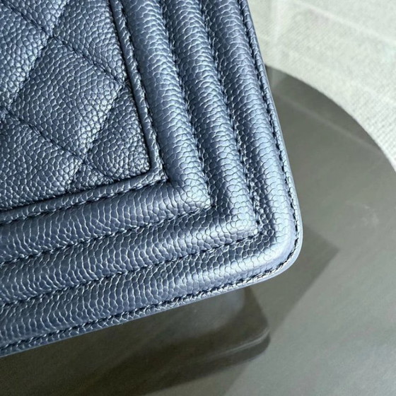 Image 1 of Chanel Boy Medium - Caviar 25CM Gewatteerd Donkerblauw Goudkleurige Hardware Serie 25