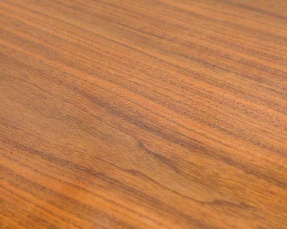 Image 1 of Tavolo da pranzo, anni '60, in noce, di forma leggermente ellittica.