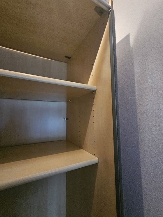 Image 1 of Armario con puertas correderas y espejo.