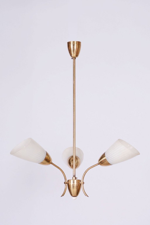 Gerestaureerde kroonluchter uit het midden van de 20e eeuw, messing, matglas, opnieuw bedraad, Tsjechisch, jaren 1950 – Brass