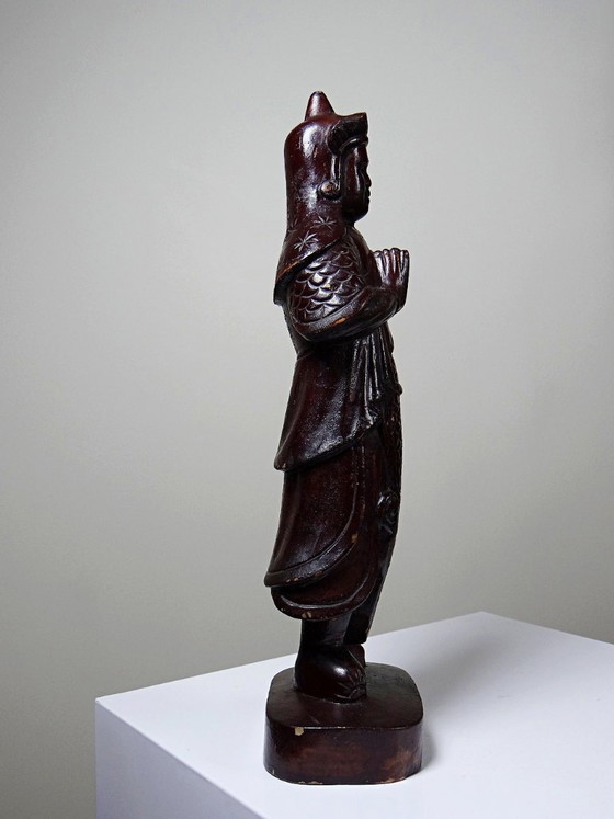Image 1 of Statuetta di arte popolare asiatica intagliata in un unico pezzo di legno, epoca 1930-1960.