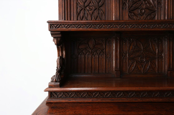 Image 1 of Rare grande armoire néogothique en chêne du début du 19e siècle, sculptée à la main