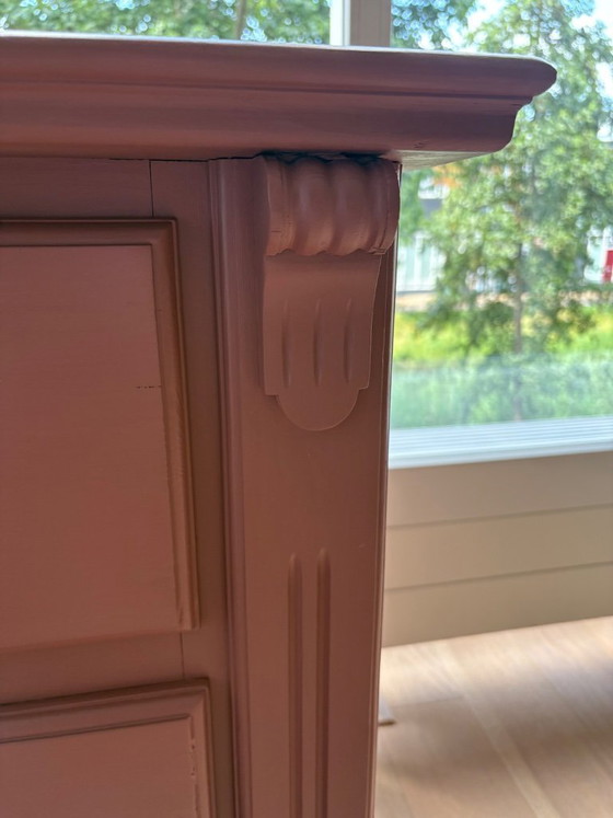 Image 1 of Cassettiera vintage rosa/viola con pomelli in ottone