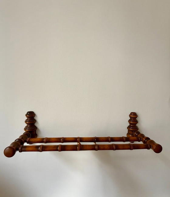Image 1 of Wandkapstok van gedraaid hout in bamboestijl