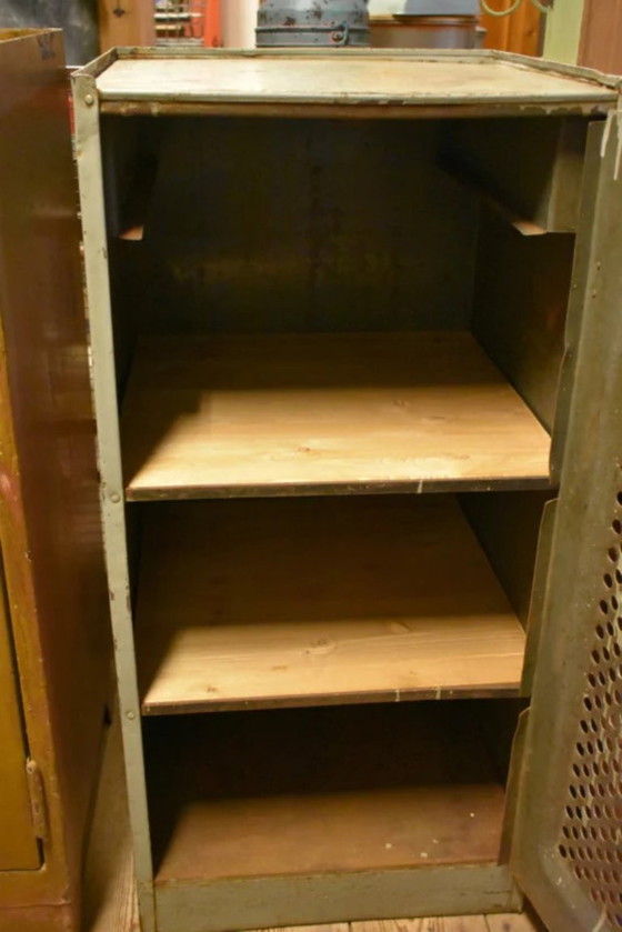 Image 1 of Oud kastje metaal grijs 47*47*97,5