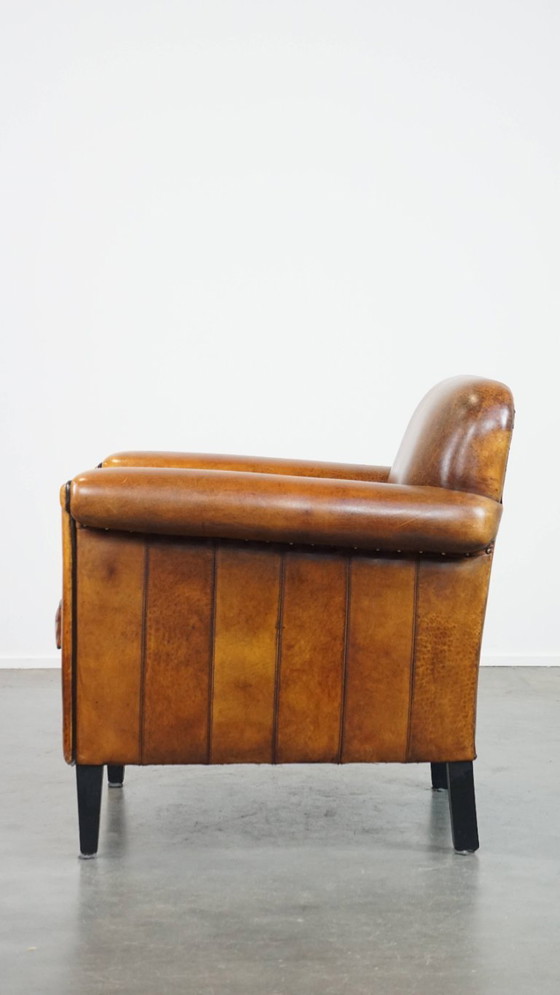 Image 1 of Sillón de diseño Art Déco en buen estado, con un acabado elegante y ribetes negros.