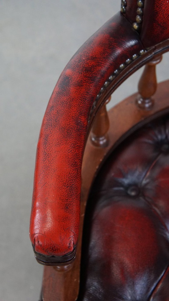 Image 1 of Sedia da ufficio Chesterfield girevole classica in pelle di mucca rossa con ruote