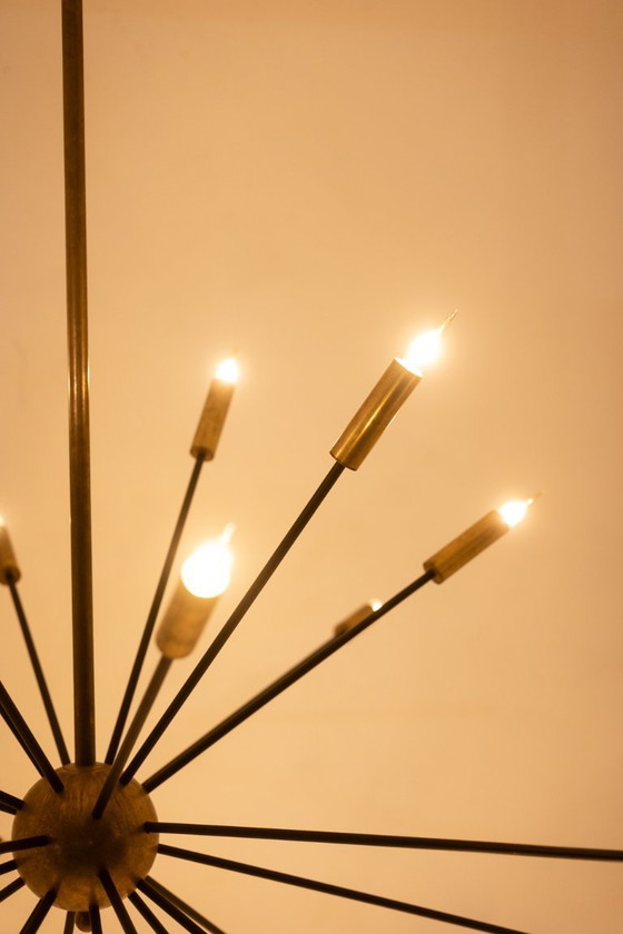 Image 1 of Lampadario a forma di Sputnik in ottone dorato patinato e lacca nera. Contemporaneo.
