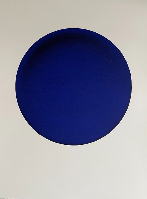 Yves Klein (1928-1962), Disque Bleu, IKB 54, 1957, copyright VG Bild-Kunst, Bonn 1997, gedrukt in Duitsland.