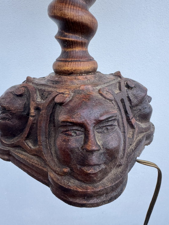 Image 1 of Antike geschnitzte Holzlampe mit einem Gesicht
