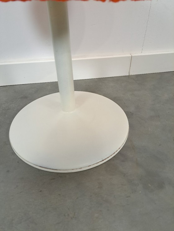 Image 1 of Sgabello in metallo bianco spaziale con soffice cuscino arancione