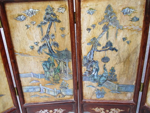 Biombo de mesa chino con incrustaciones de nácar en paneles de piedra antigua.