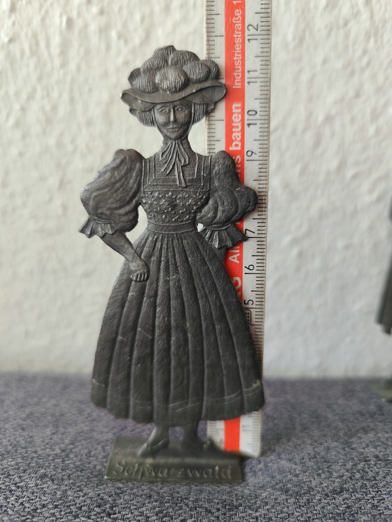 Image 1 of Platte metalen beeldjes uit het Zwarte Woud – vintage – handgemaakt – zeldzaam – ca. 12 cm