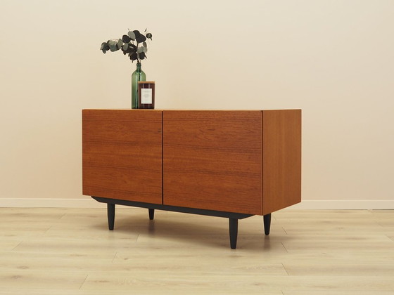 Dänischer Teakholzschrank auf konischen Beinen, skandinavisch modern der 1960er Jahre – Buffetschränke, Wood (photo 4 of 14)