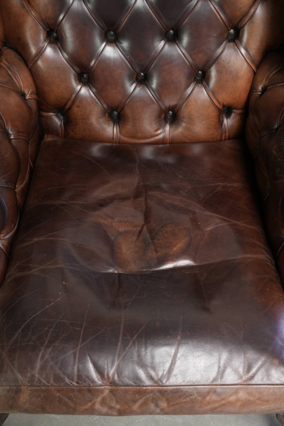 Charaktervoller alter englischer Chesterfield Ohrensessel aus Rindsleder mit schöner Patina und Details (photo 6 of 13)