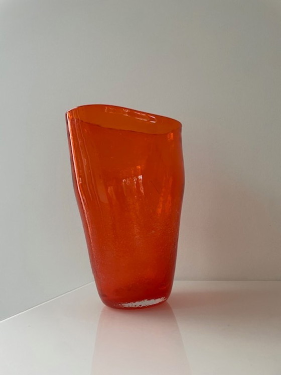 Image 1 of Jarrón soplado a mano en vidrio naranja intenso.