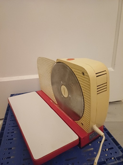 Machine de découpe KYM, un produit d'Allemagne de l'Ouest