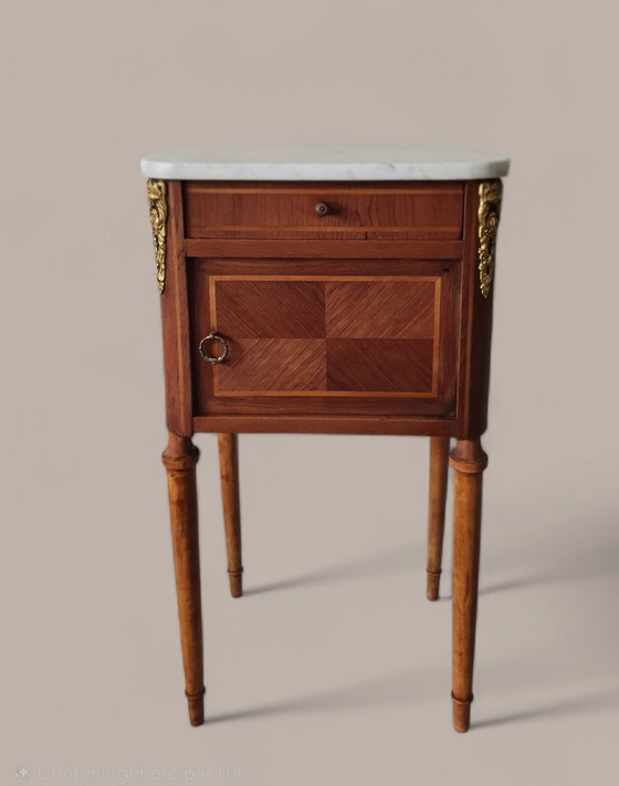 Image 1 of Bijzettafel in Louis XVI-stijl met marqueterie - Marmeren blad en verguld bronzen decoraties