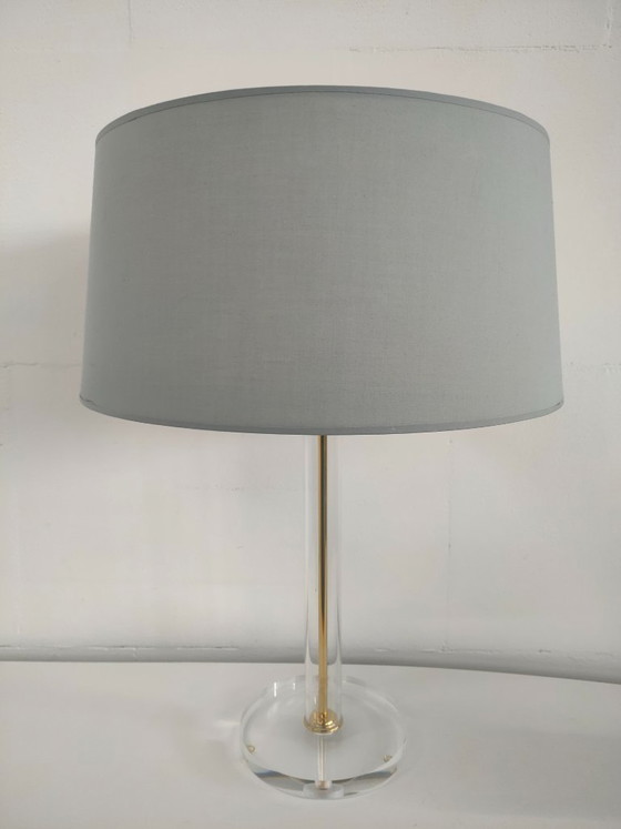 Image 1 of Lámpara de mesa de plexiglás estilo Hollywood Regency con pantalla gris.