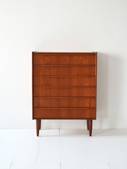 Commode scandinave vintage avec poignées à lèvres sculptées